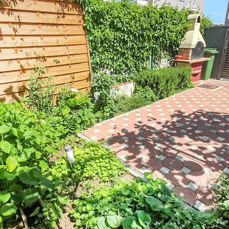 1 Bedroom Awesome In Apartamento *